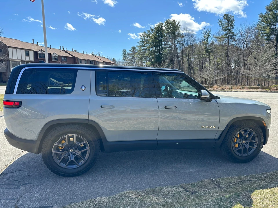 2023 Rivian R1S - Image 17 of 31