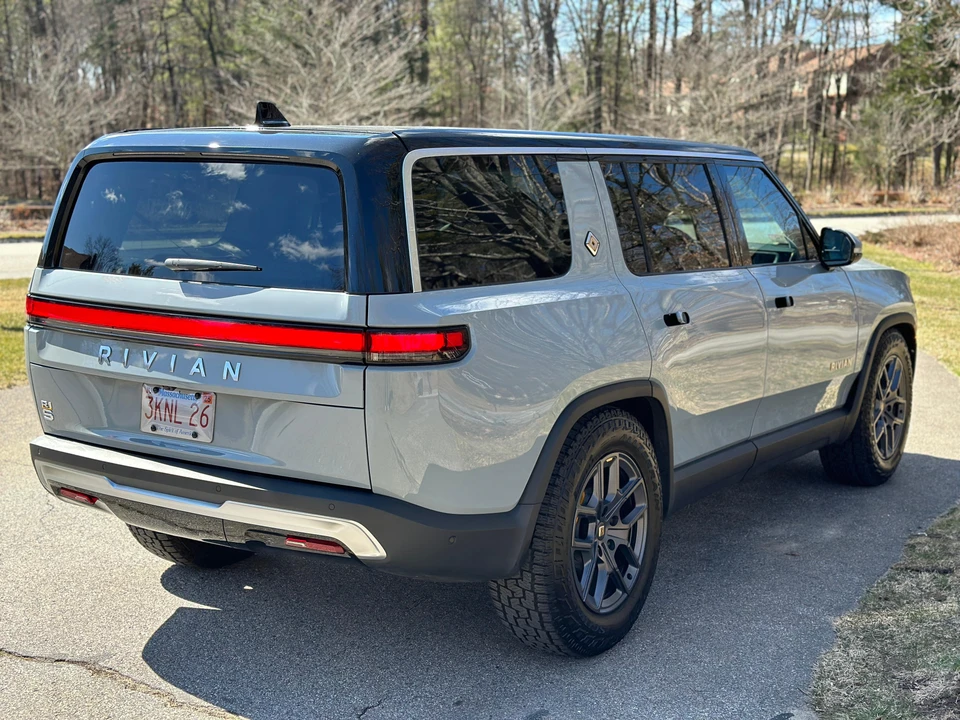 2023 Rivian R1S - Image 15 of 31