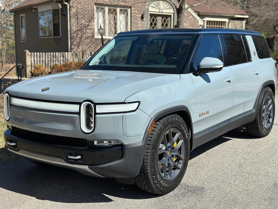 2023 Rivian R1S - Image 9 of 31