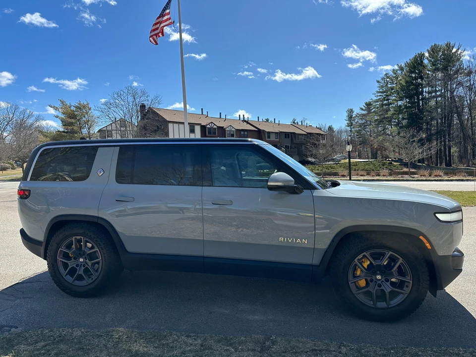 2023 Rivian R1S - Image 18 of 31