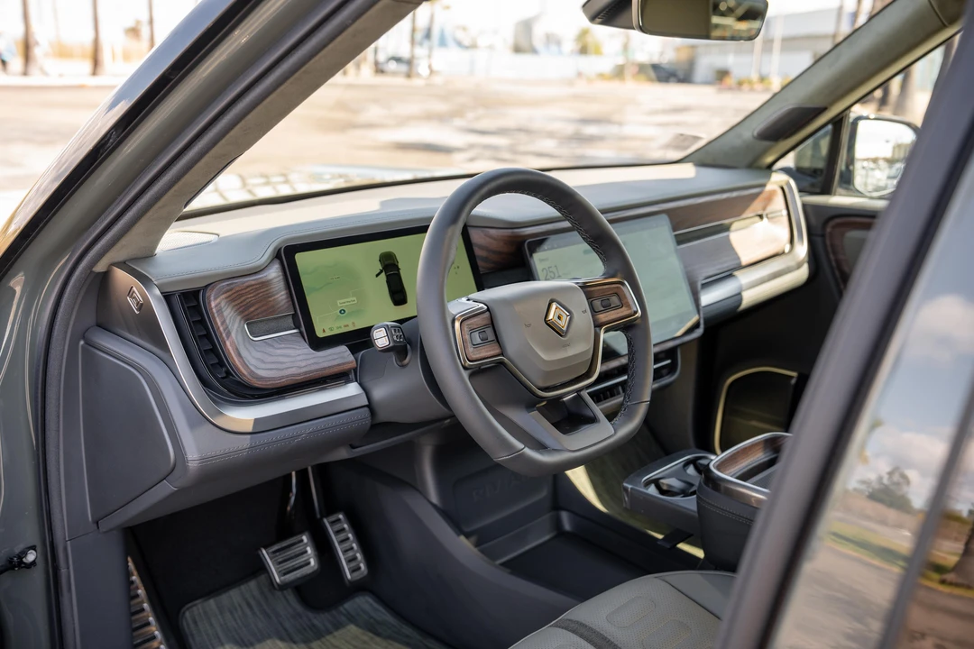 2023 Rivian R1S - Image 15 of 31