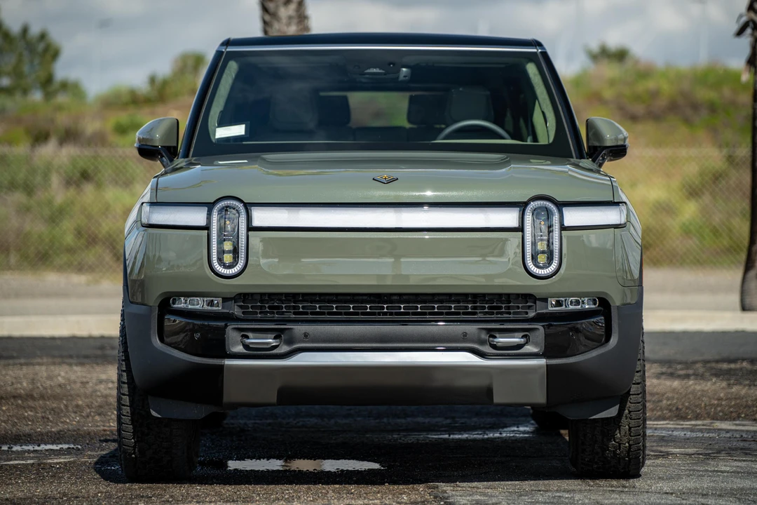 2023 Rivian R1S - Image 2 of 31
