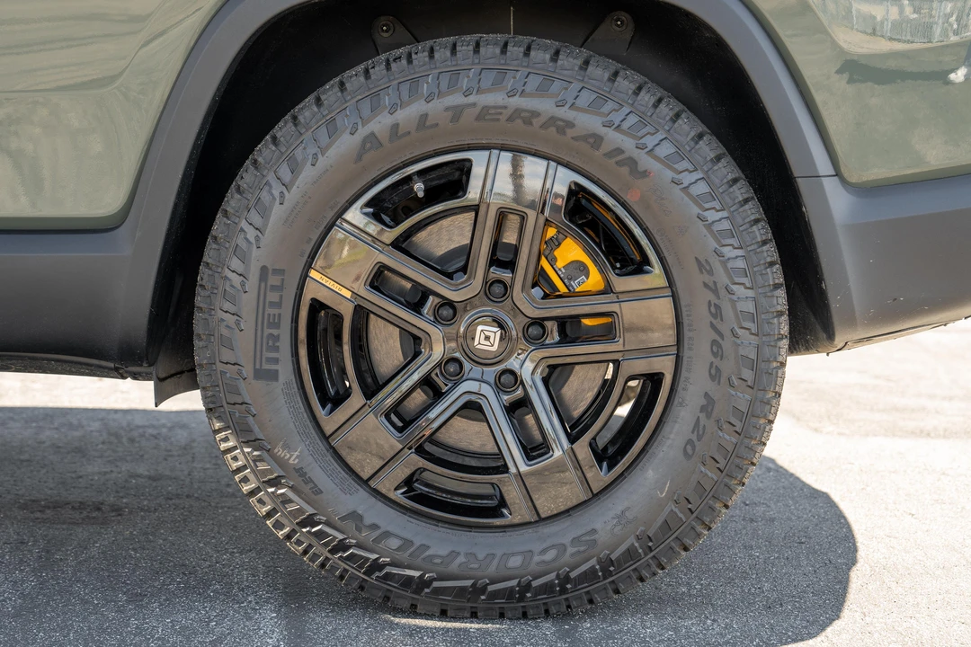 2023 Rivian R1S - Image 12 of 31