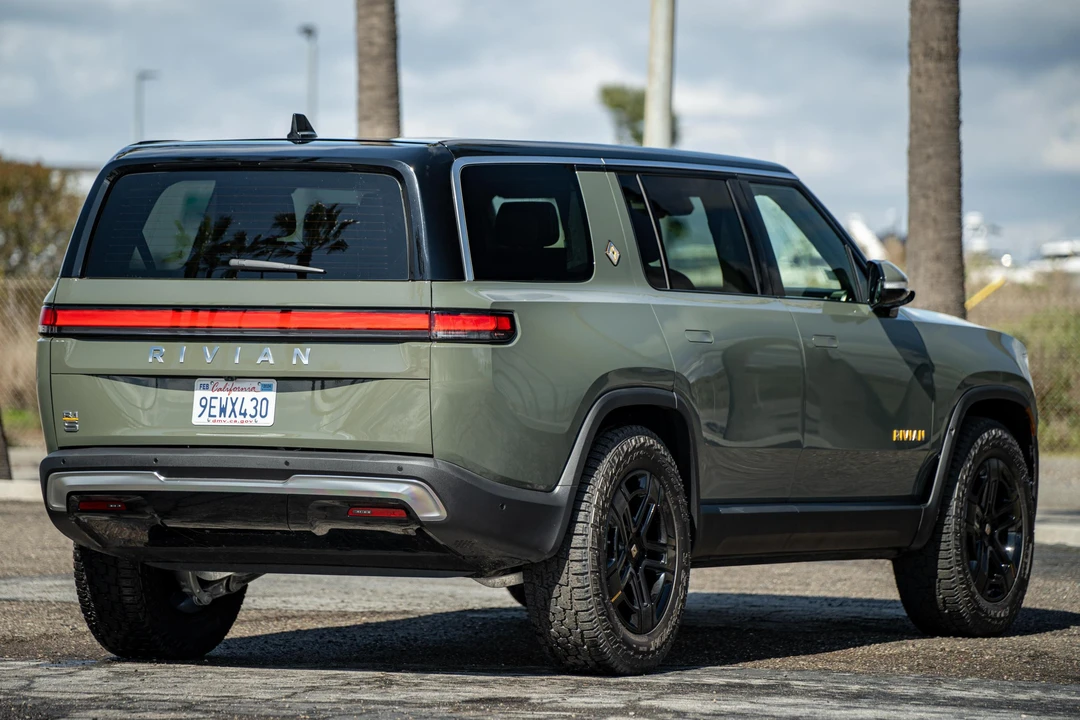 2023 Rivian R1S - Image 4 of 31