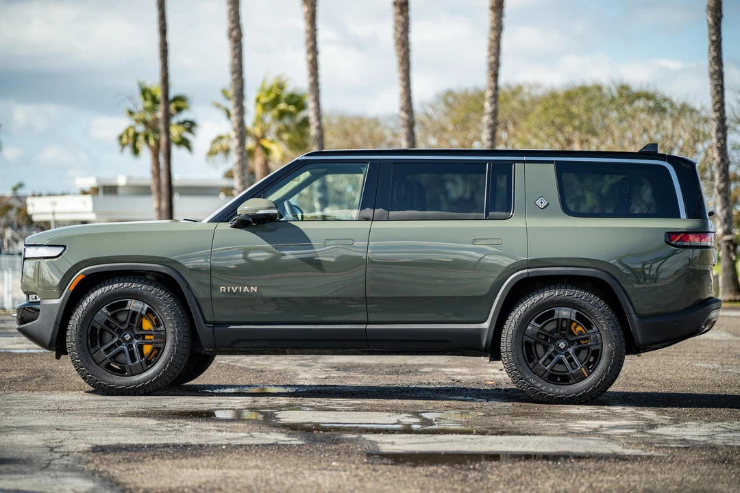 2023 Rivian R1S - Image 3 of 31