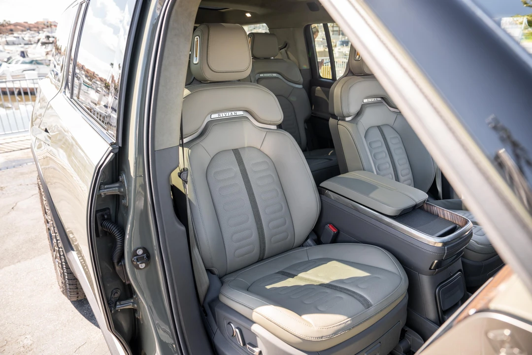 2023 Rivian R1S - Image 16 of 31