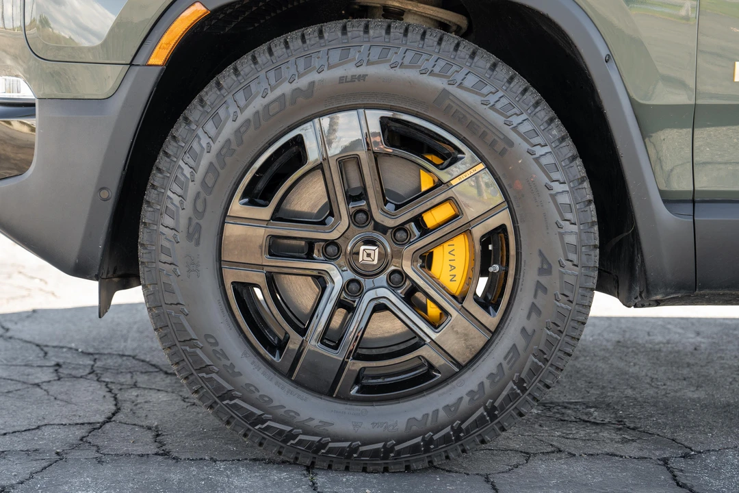 2023 Rivian R1S - Image 11 of 31