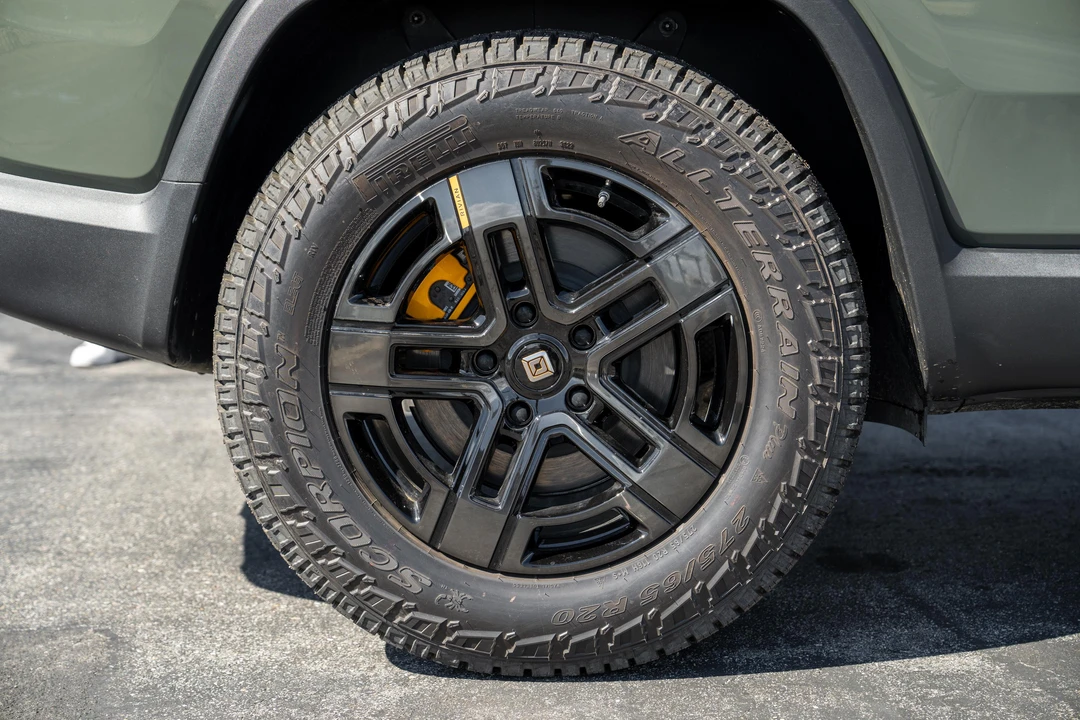 2023 Rivian R1S - Image 13 of 31