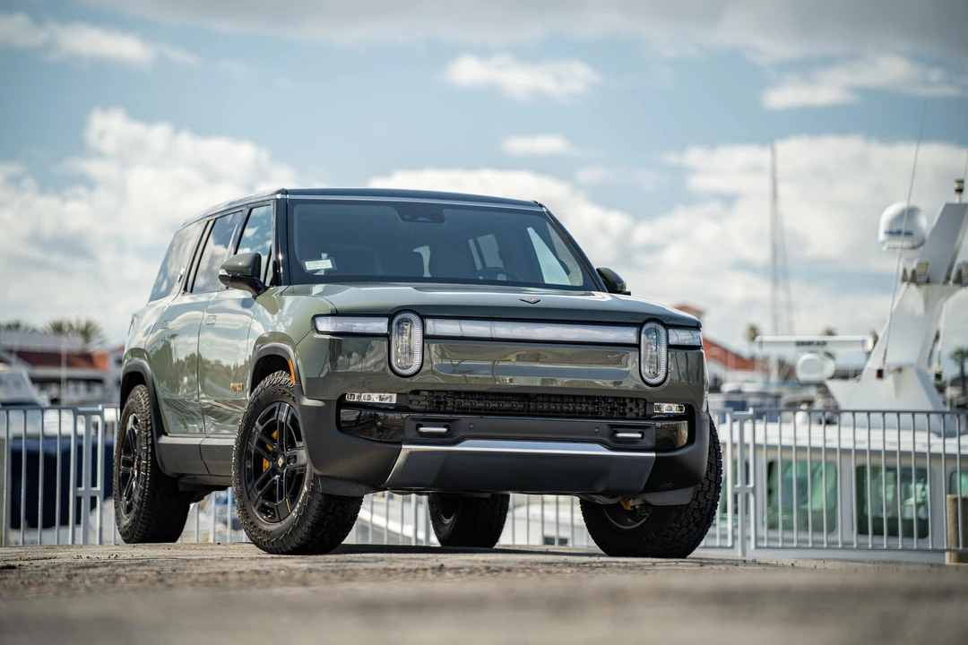 2023 Rivian R1S - Image 10 of 31