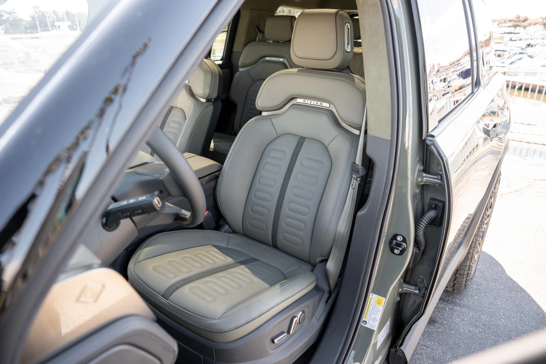 2023 Rivian R1S - Image 19 of 31