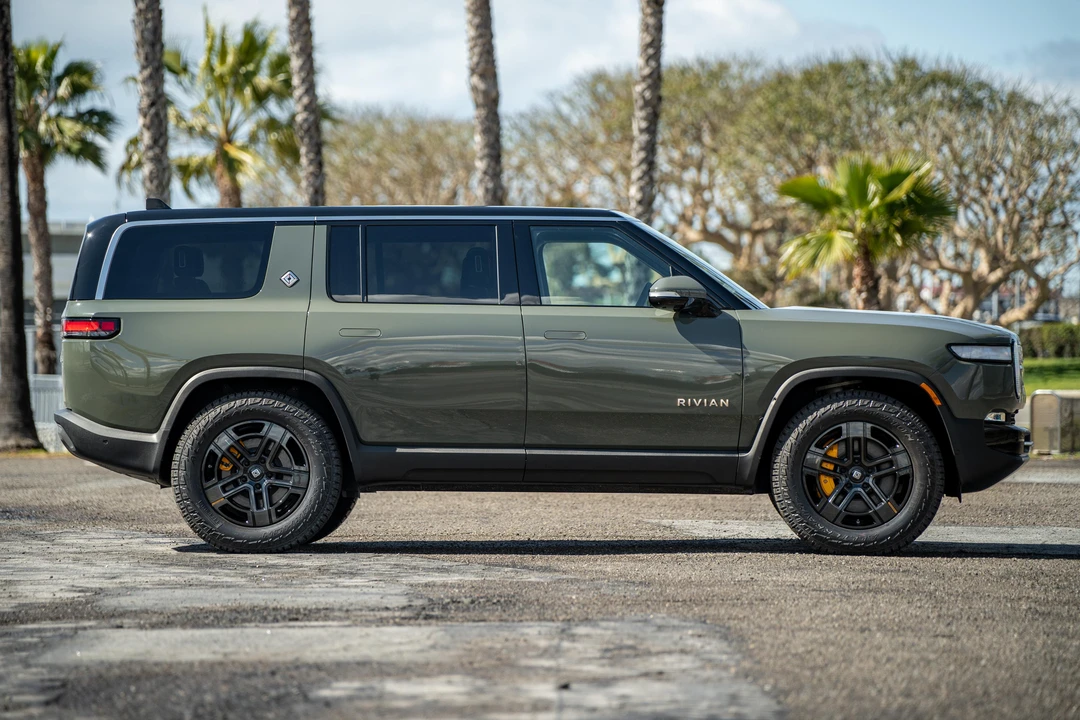 2023 Rivian R1S - Image 8 of 31
