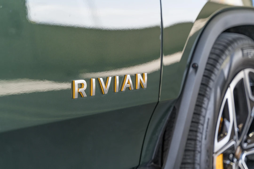 2023 Rivian R1S - Image 14 of 31