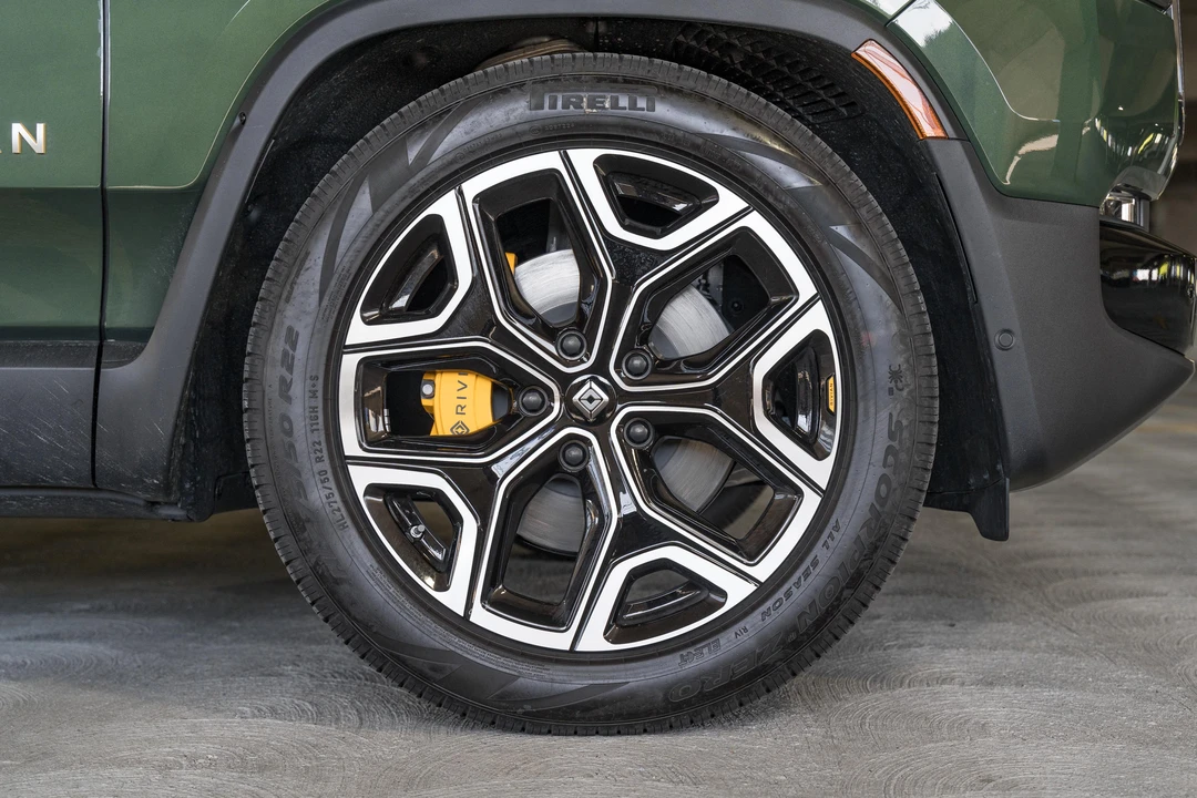 2023 Rivian R1S - Image 19 of 31