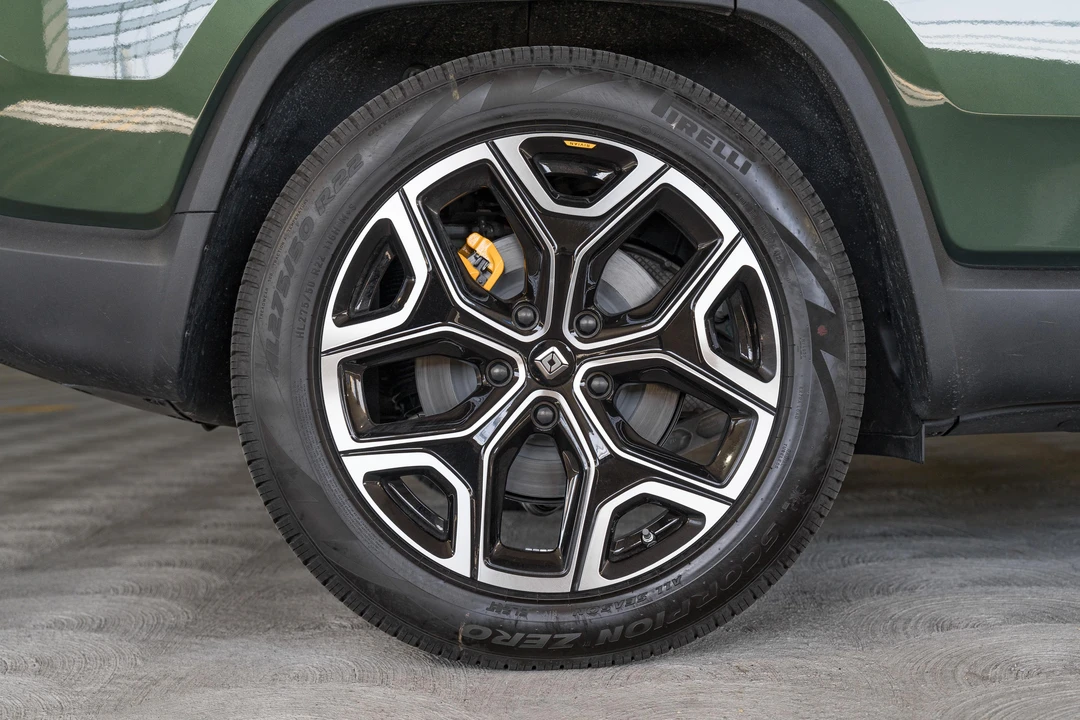 2023 Rivian R1S - Image 18 of 31