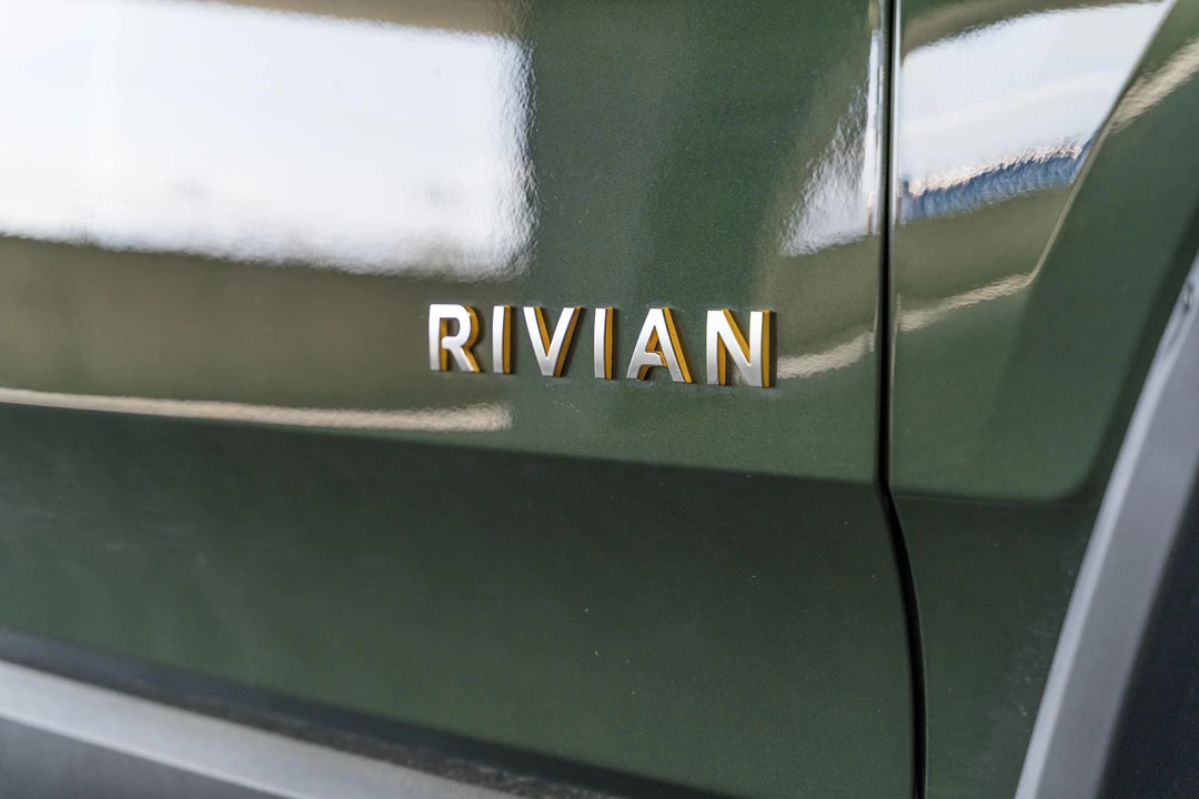 2023 Rivian R1S - Image 15 of 31