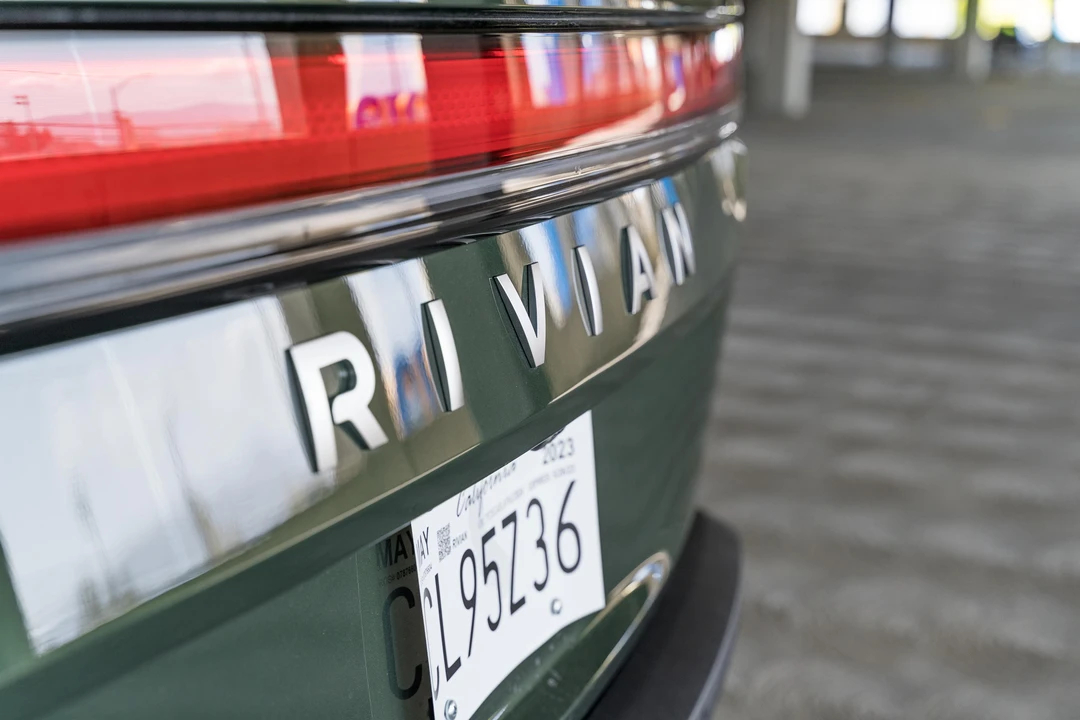 2023 Rivian R1S - Image 12 of 31