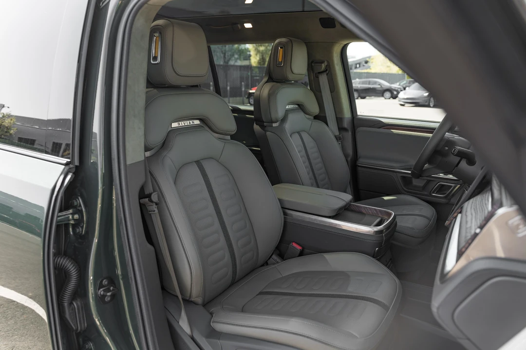 2023 Rivian R1S - Image 25 of 31
