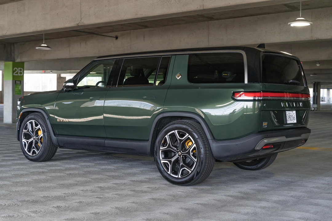 2023 Rivian R1S - Image 8 of 31