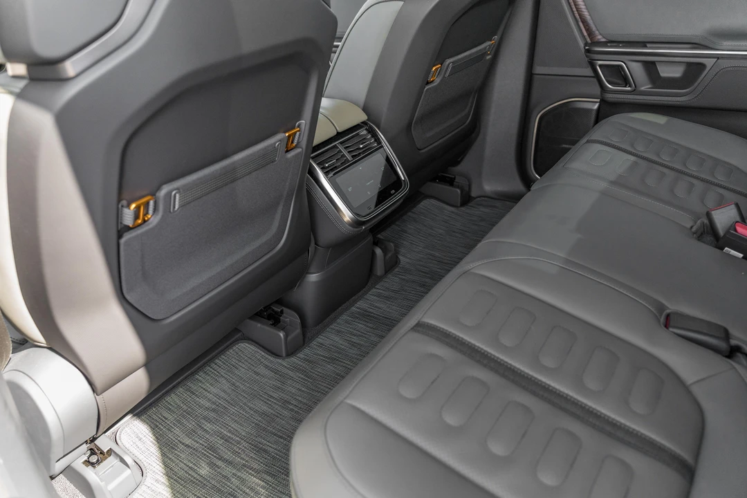 2023 Rivian R1S - Image 28 of 31