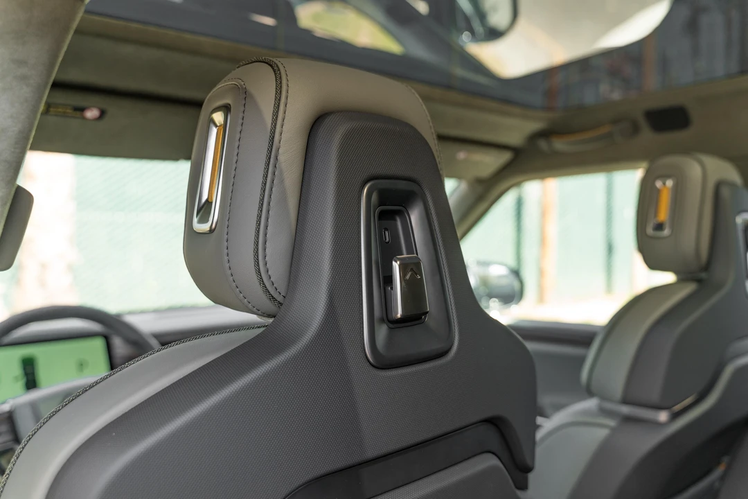 2023 Rivian R1S - Image 24 of 31