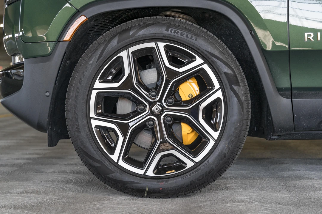 2023 Rivian R1S - Image 16 of 31