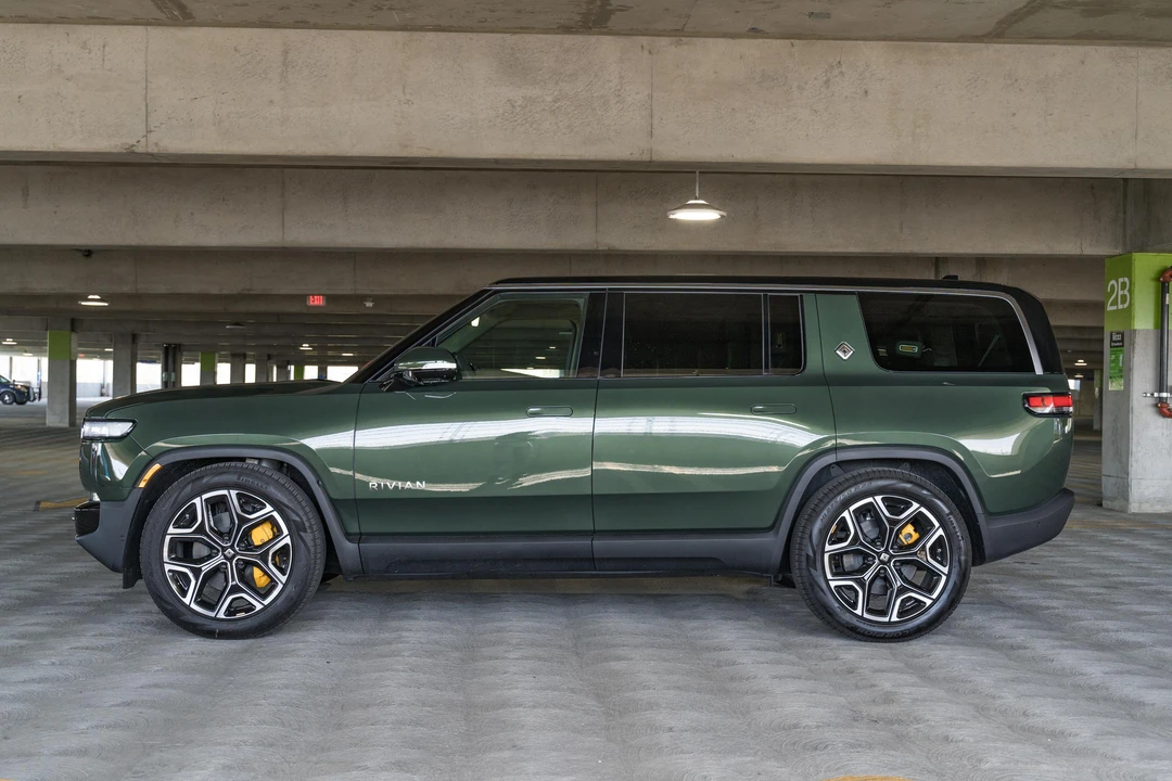 2023 Rivian R1S - Image 7 of 31