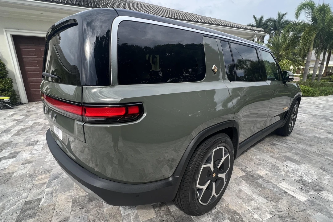 2023 Rivian R1S - Image 4 of 23