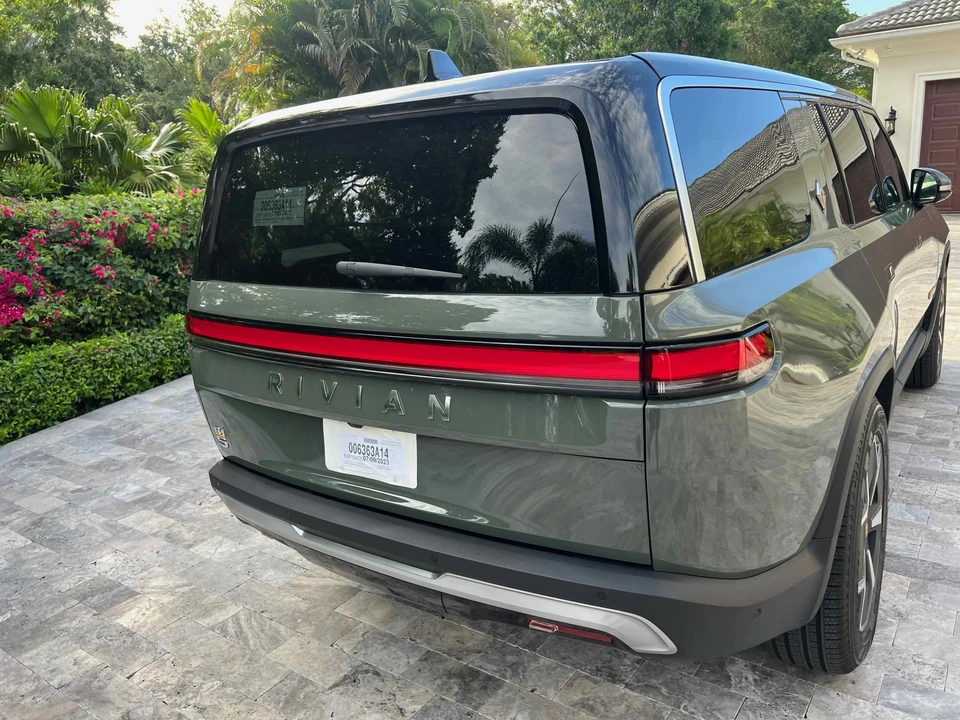 2023 Rivian R1S - Image 8 of 23
