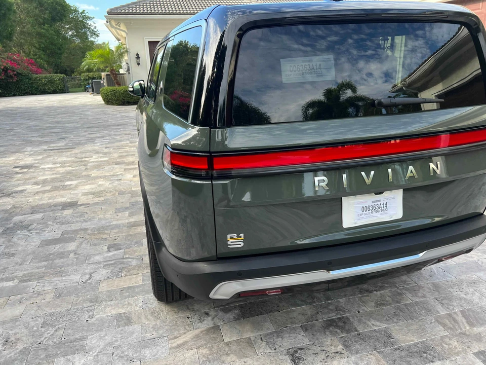 2023 Rivian R1S - Image 20 of 23