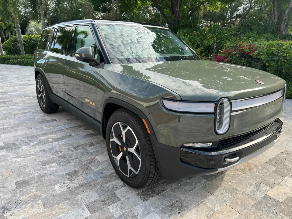 2023 Rivian R1S - Image 9 of 23