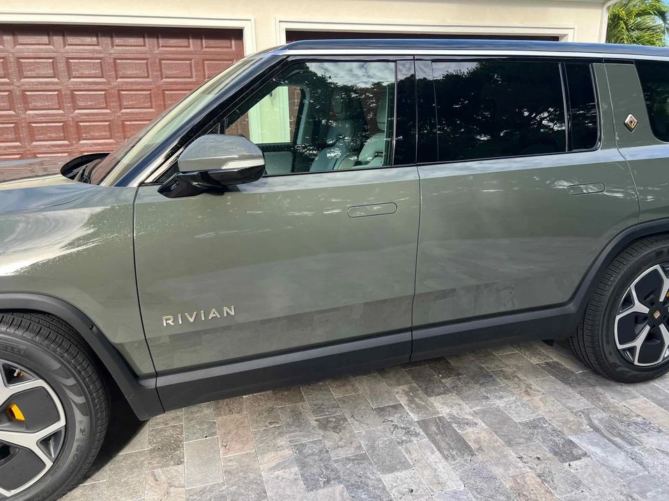 2023 Rivian R1S - Image 16 of 23