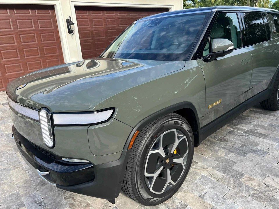 2023 Rivian R1S - Image 14 of 23