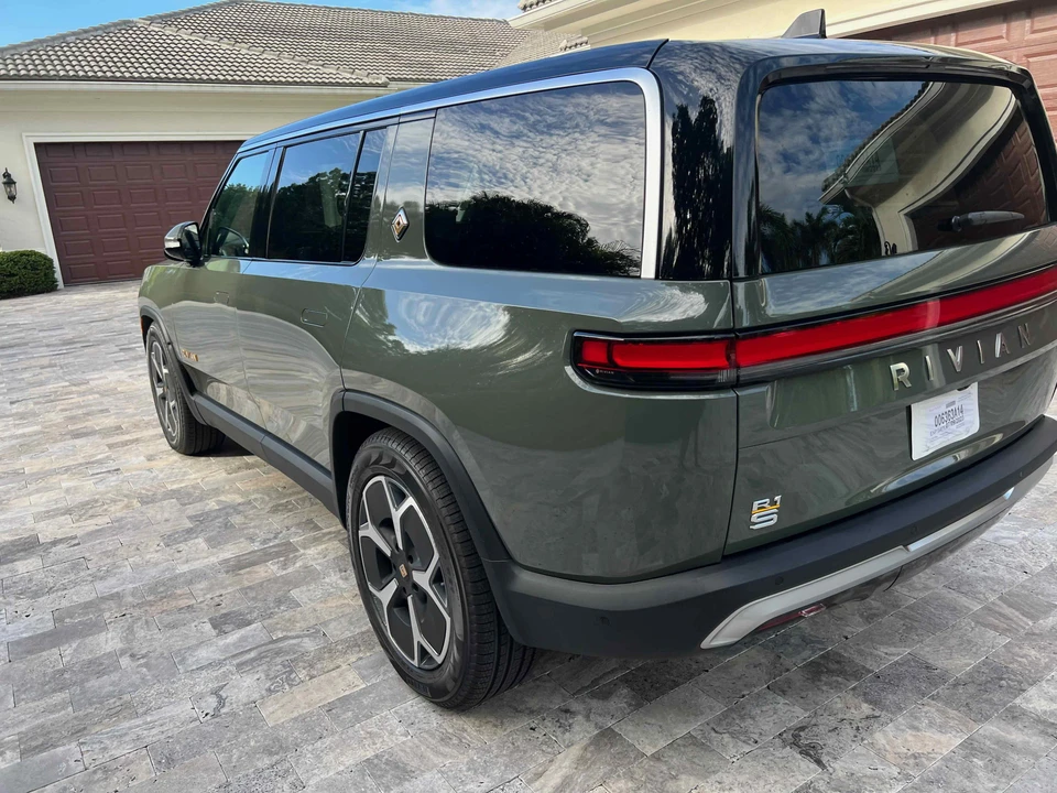 2023 Rivian R1S - Image 19 of 23