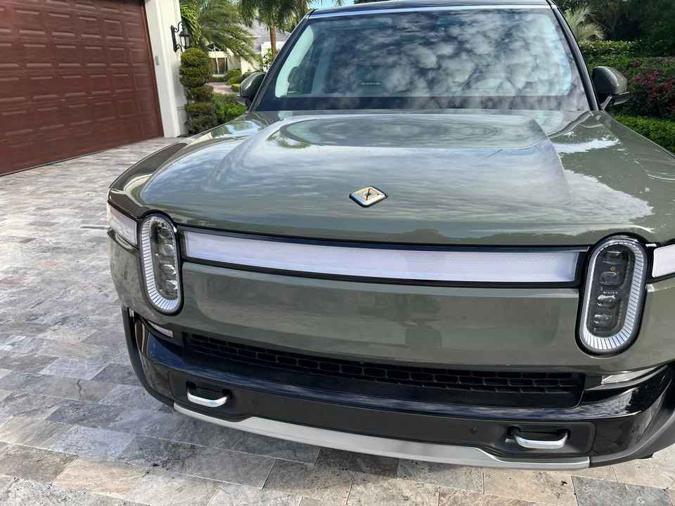 2023 Rivian R1S - Image 12 of 23