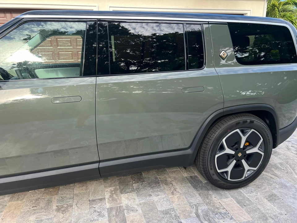 2023 Rivian R1S - Image 17 of 23