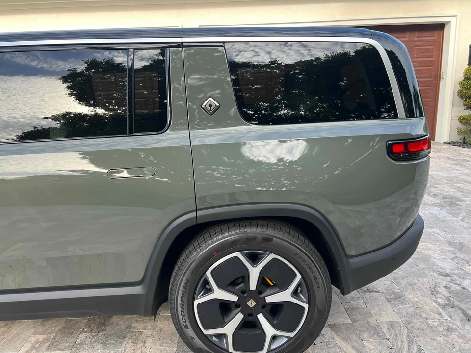 2023 Rivian R1S - Image 18 of 23
