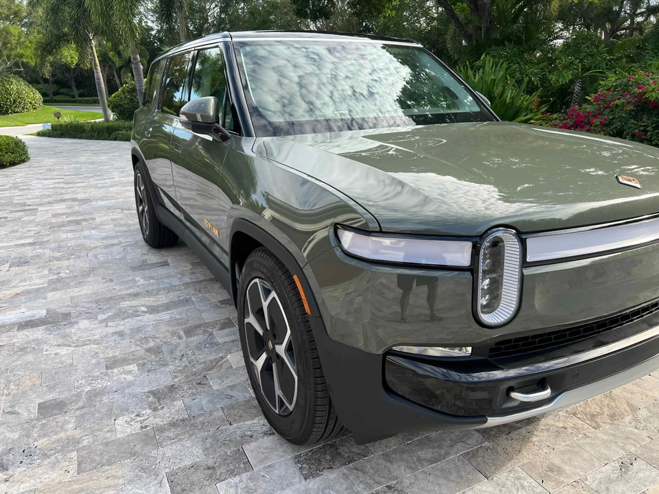 2023 Rivian R1S - Image 10 of 23