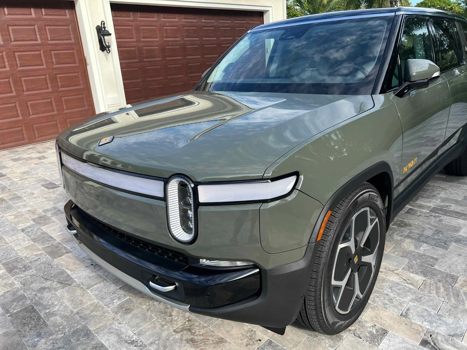 2023 Rivian R1S - Image 13 of 23