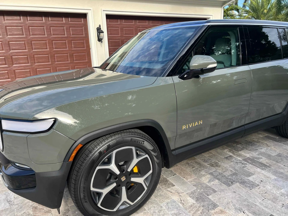 2023 Rivian R1S - Image 15 of 23