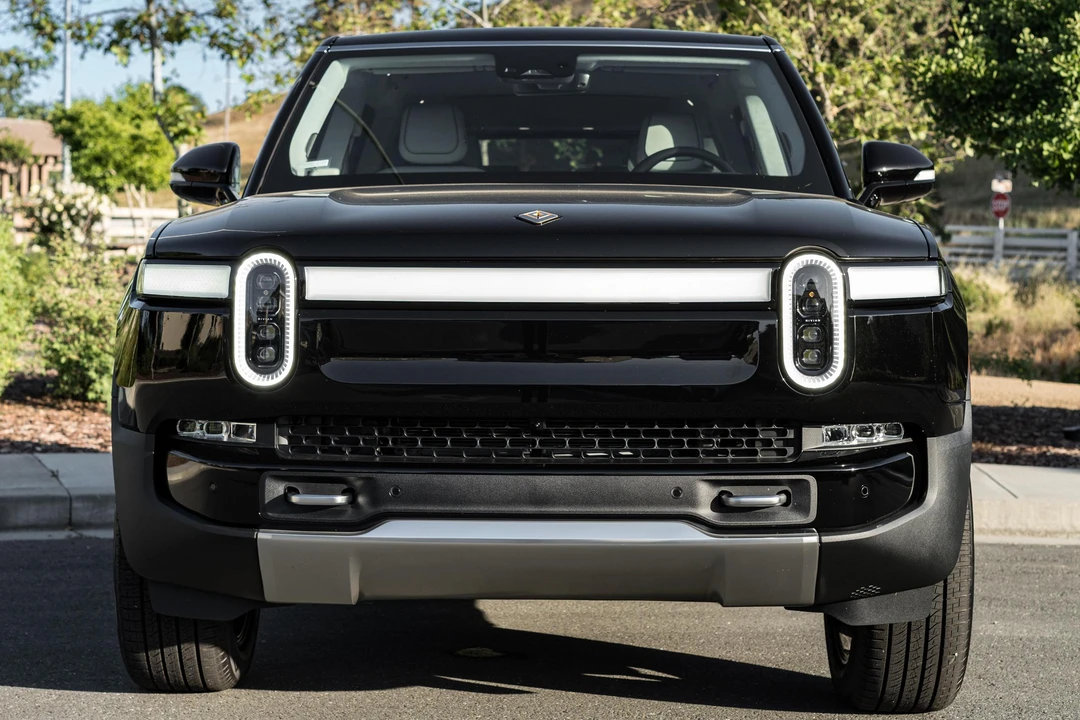 2023 Rivian R1S - Image 2 of 31
