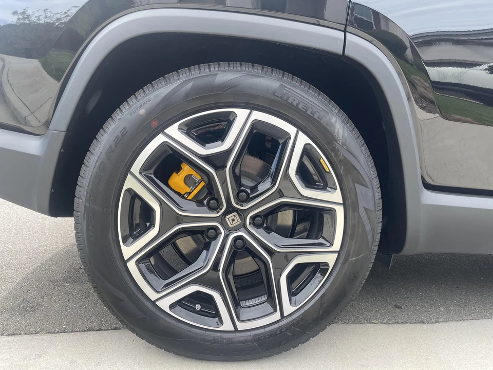 2023 Rivian R1S - Image 26 of 31