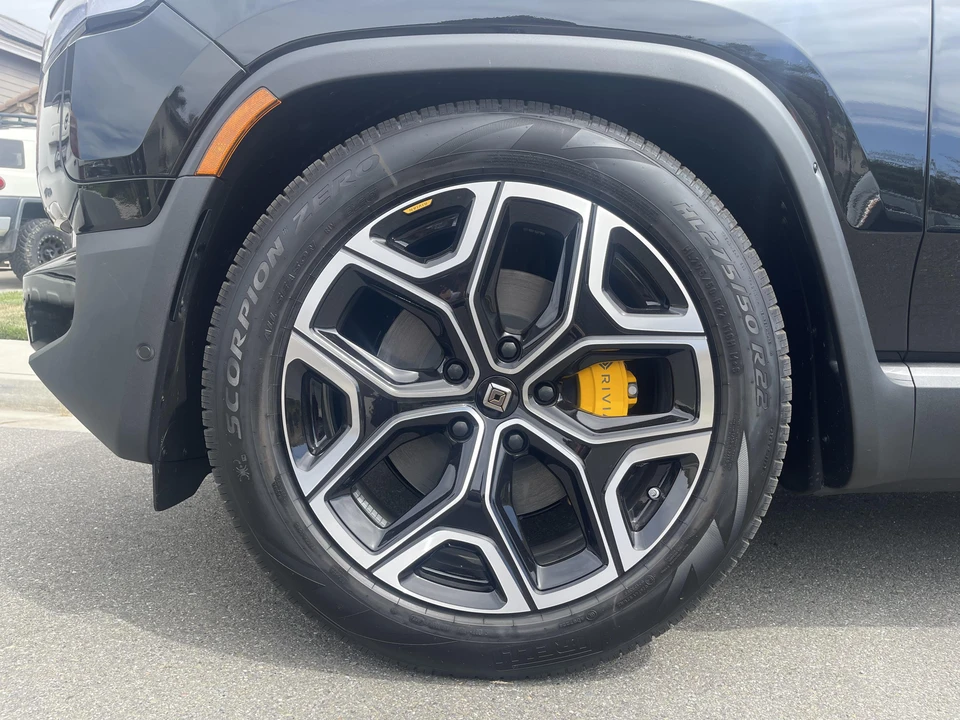2023 Rivian R1S - Image 24 of 31