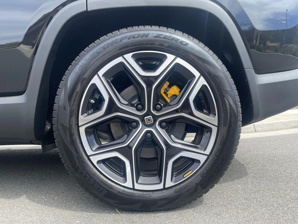 2023 Rivian R1S - Image 25 of 31