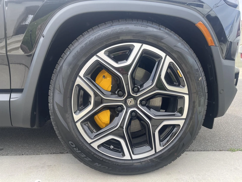 2023 Rivian R1S - Image 27 of 31