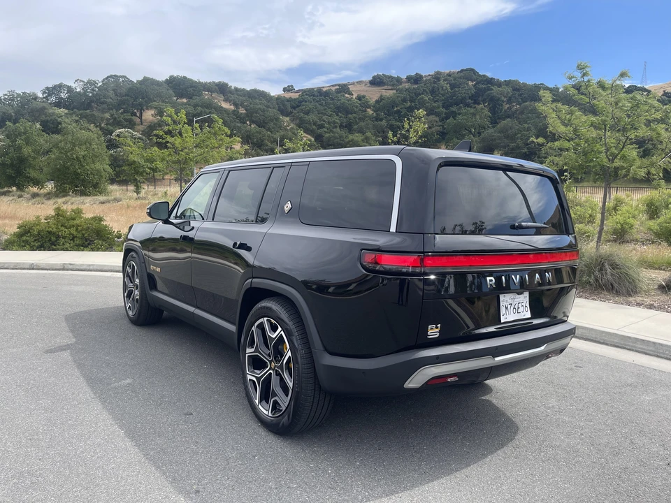 2023 Rivian R1S - Image 8 of 31