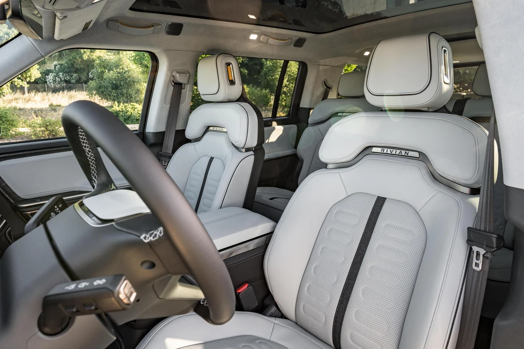 2023 Rivian R1S - Image 30 of 31