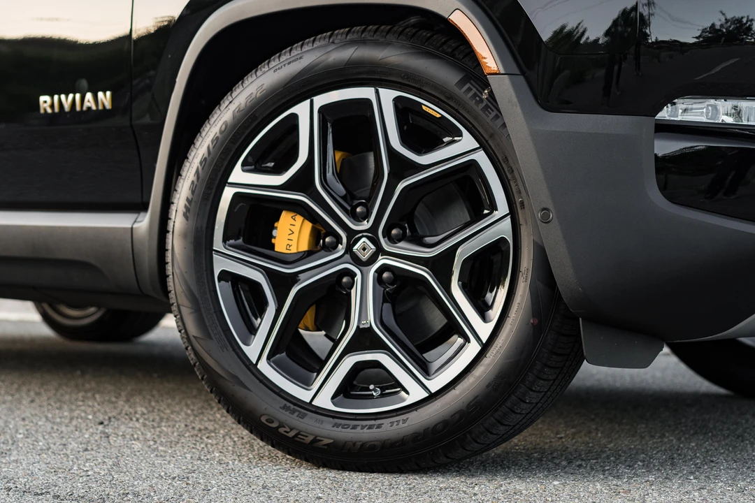 2023 Rivian R1S - Image 28 of 31