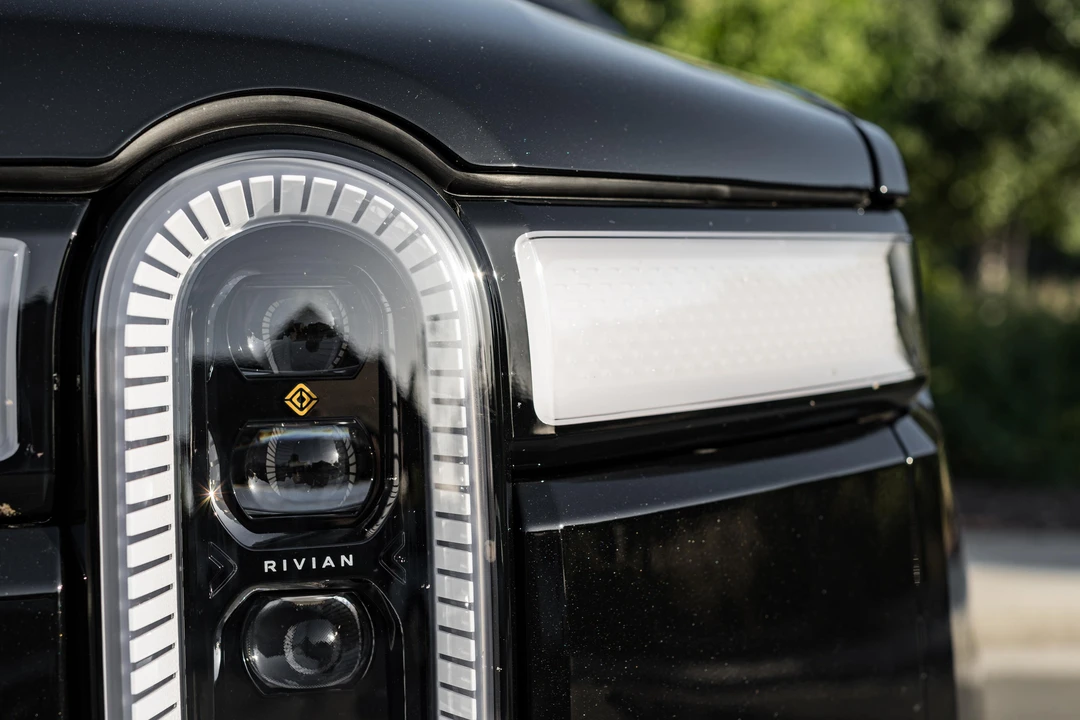2023 Rivian R1S - Image 16 of 31