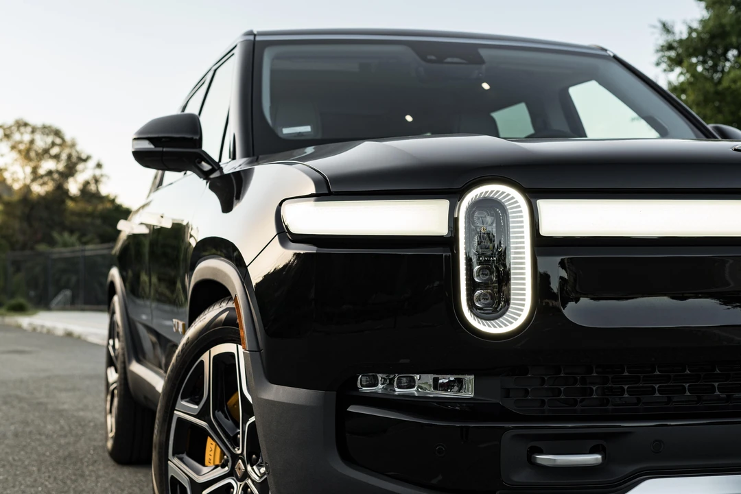 2023 Rivian R1S - Image 15 of 31