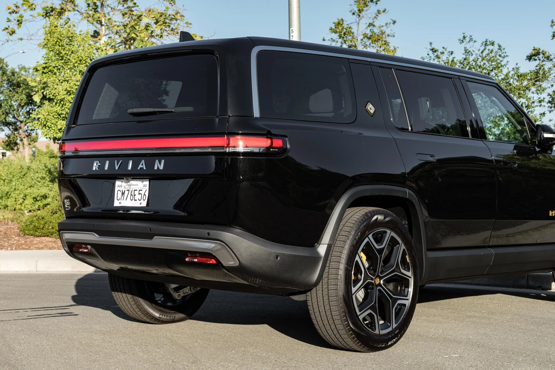 2023 Rivian R1S - Image 13 of 31